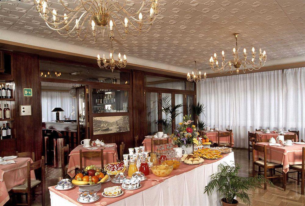 Hotel Rigel Венеция Лидо Ресторант снимка